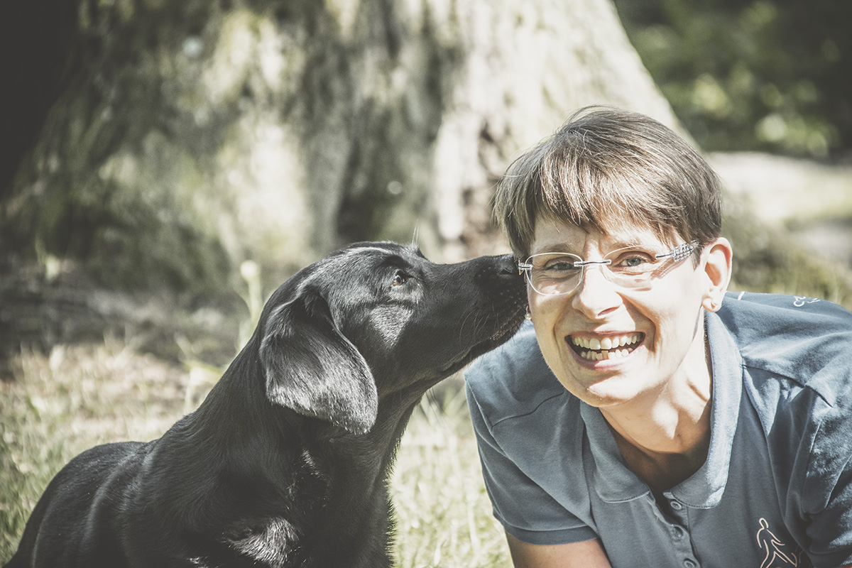 Hundetrainerin und Tierheilprakterin Stephanie Theis mit Hündin Lina - Expertin für Darmgesundheit