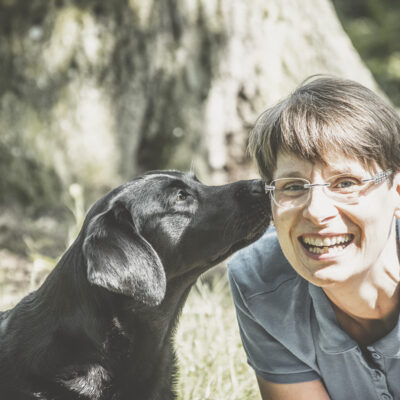 Hundetrainerin und Tierheilprakterin Stephanie Theis mit Hündin Lina - Expertin für Darmgesundheit