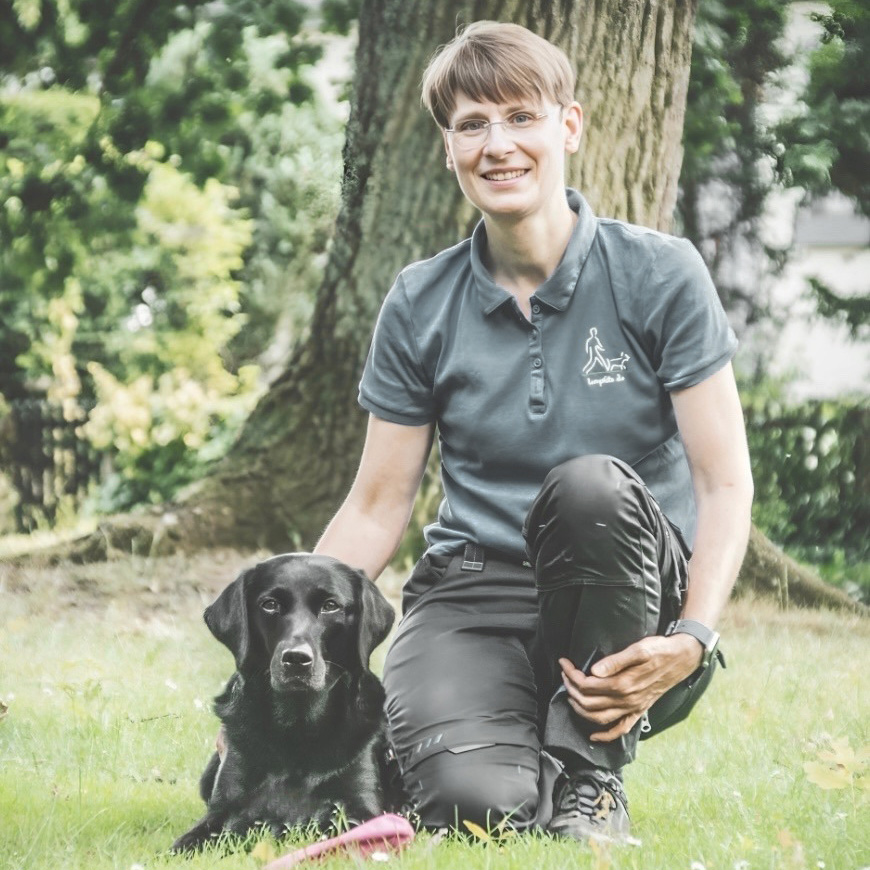 Stephanie, HUndetrainerin und Expertin für Hundegesundheit, mit ihrer Labrador Hündin Lina